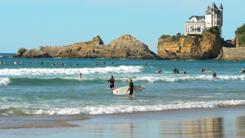 5634_Biarritz Cote des basques surfeurs Villa Belza 005 ©CDT64_2465x1784